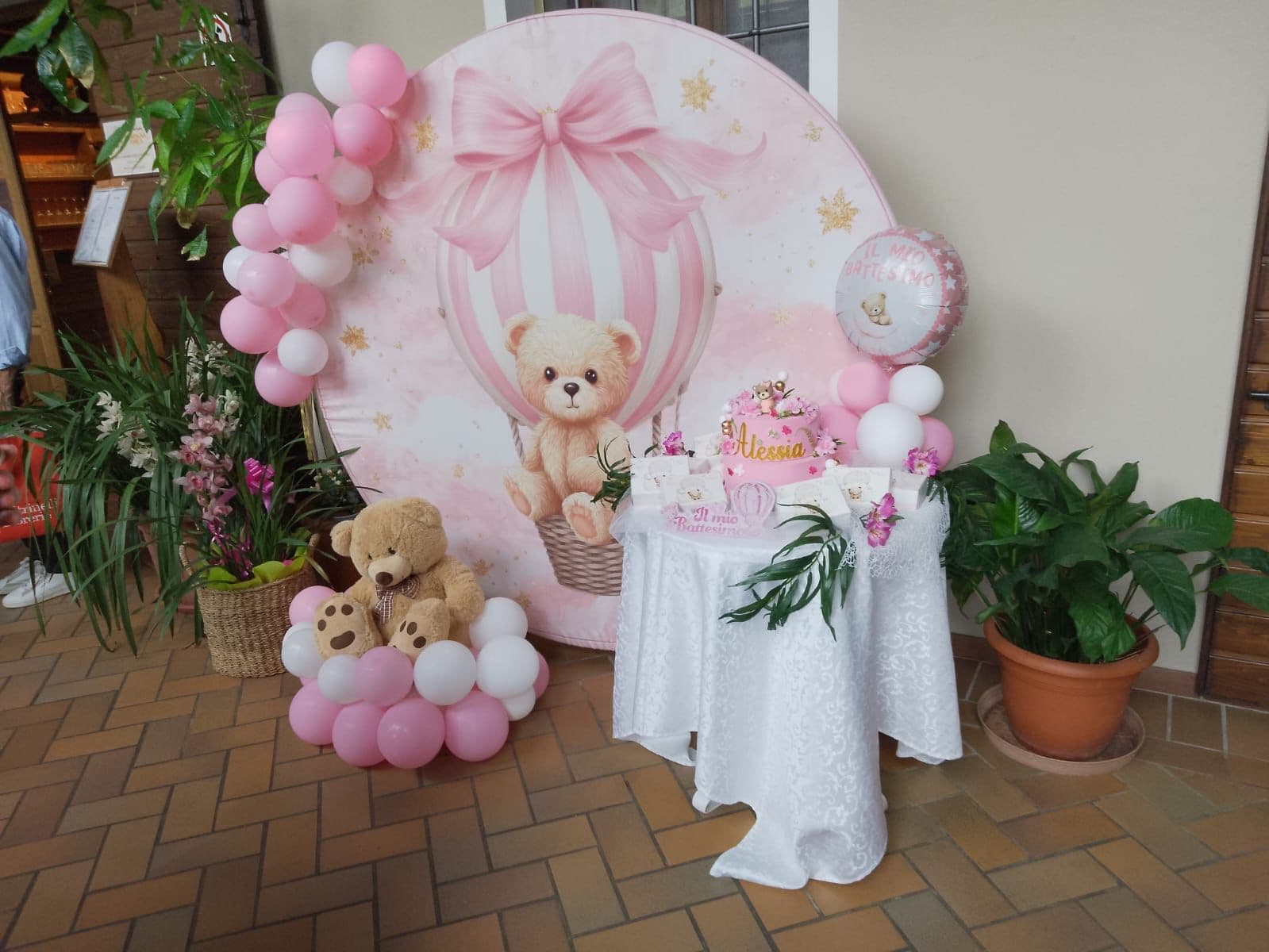 Il backdrop d'ingresso con palloncini e composizioni floreali